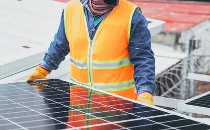 Imagen destacada de ¿Cómo pueden los trabajadores protegerse del sol durante las labores al aire libre de forma efectiva y segura?